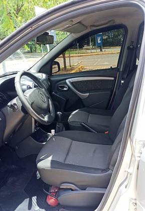 RENAULT LOGAN 1.6 EXPRESSION 8V FLEX 4P MANUAL RENAULT LOGAN 1.6 EXPRESSION 8V FLEX 4P MANUAL